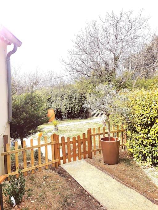 Entre Ventoux Et Luberon, Appartement Dans Maison. Malemort-du-Comtat Екстериор снимка